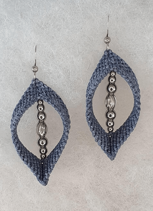 Boucles d'oreilles bleu tendre en micro macramé 