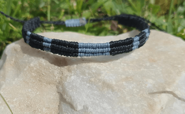 Bracelet micro macramé Homme ou Femme, noir et bleu, taille réglable. 