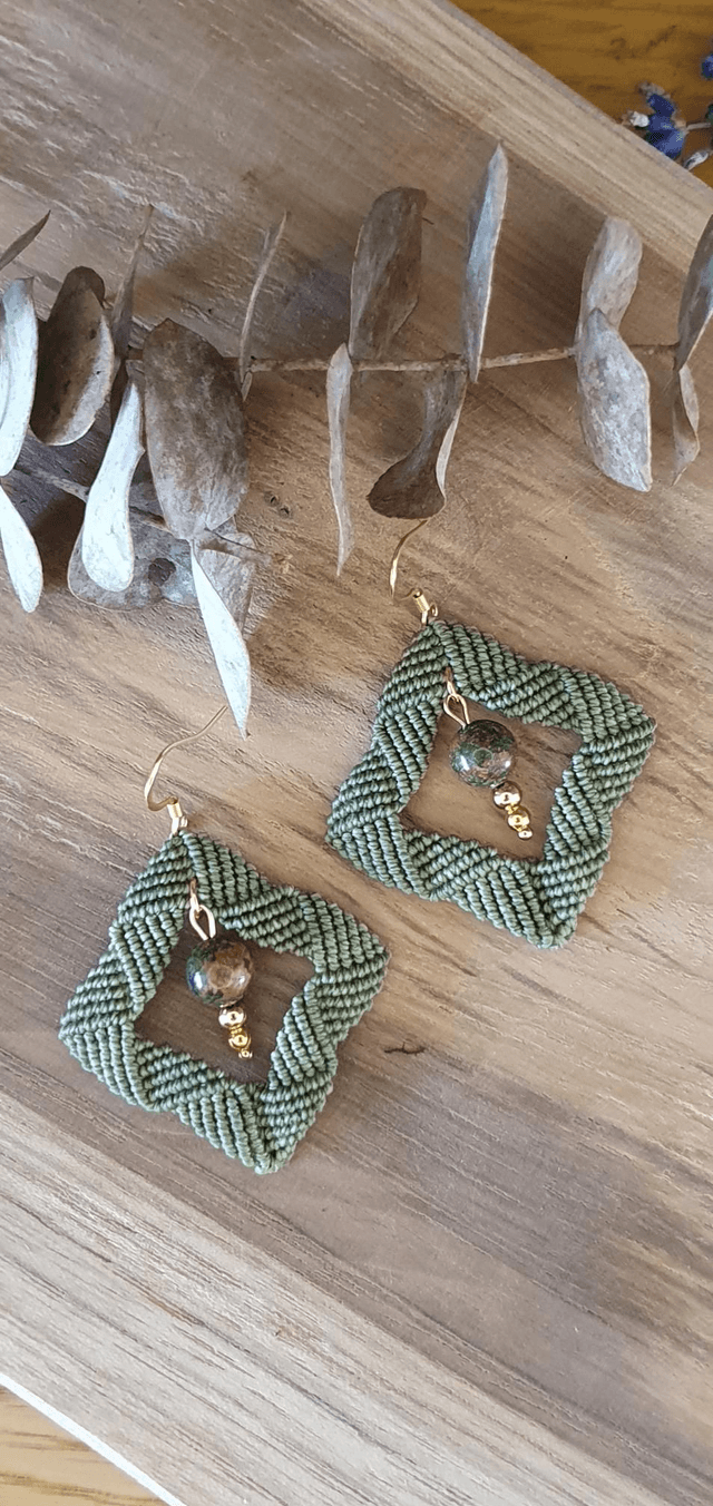 Boucles d'oreilles vert olive micro macramé 