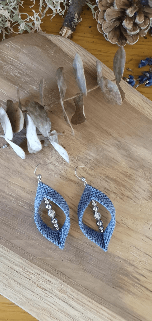 Boucles d'oreilles bleu tendre en micro macramé 