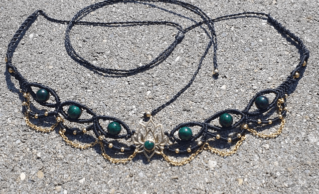 Collier ou diadème en micromacramé noir et perles malachite. 