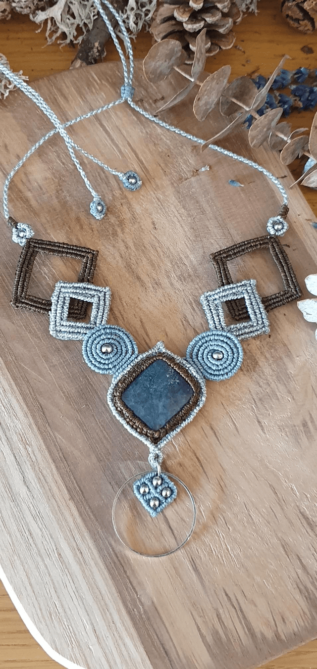 Magnifique collier géométrique en micromacramé 