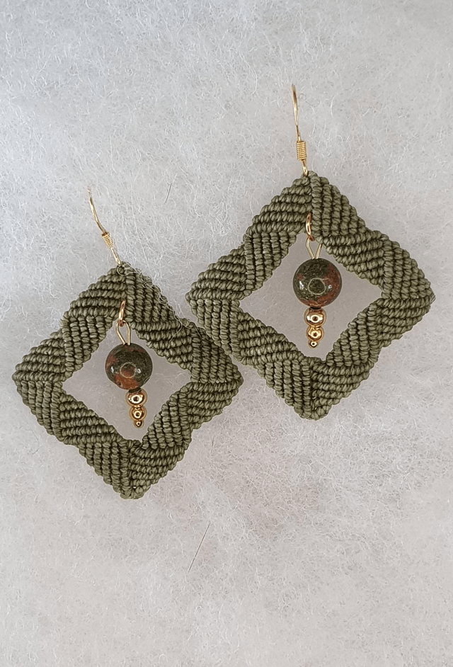 Boucles d'oreilles vert olive micro macramé 
