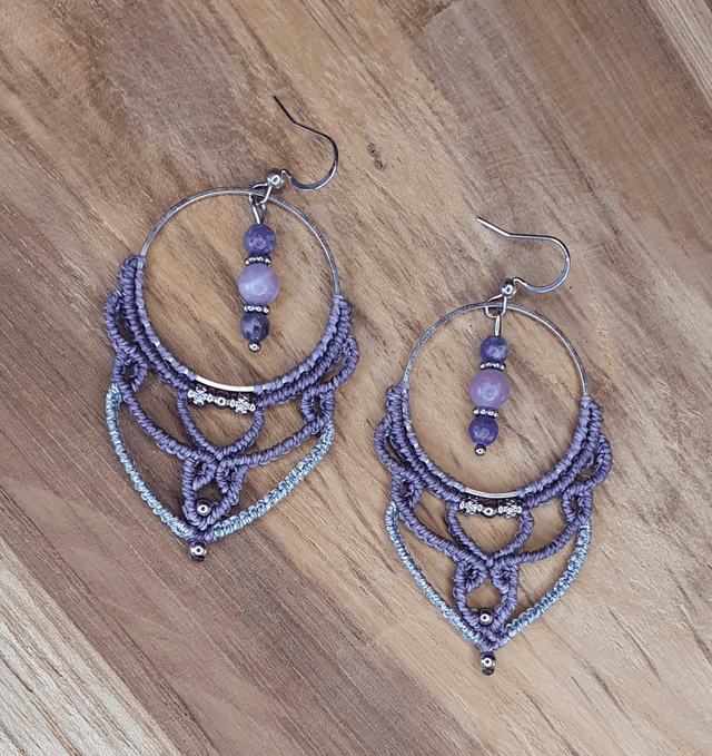 Jolie boucles d'oreilles mauve cendré et argenté