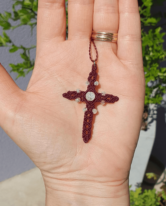 Collier micro macramé, Pendentif croix en bordeaux et perles cristal de roche craquelé. 