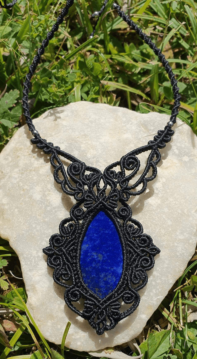 Collier style gothique baroque en micro macramé noir, pierre lapis-lazuli.