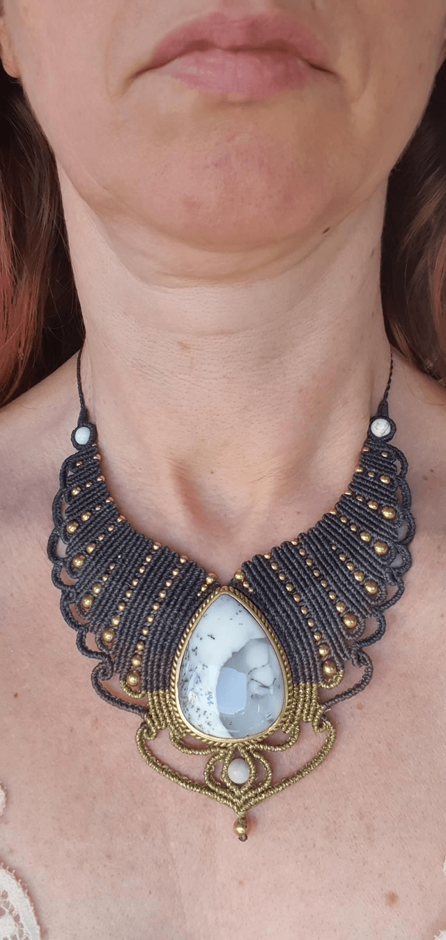 Magnifique collier plastron avec une agate dendrite 