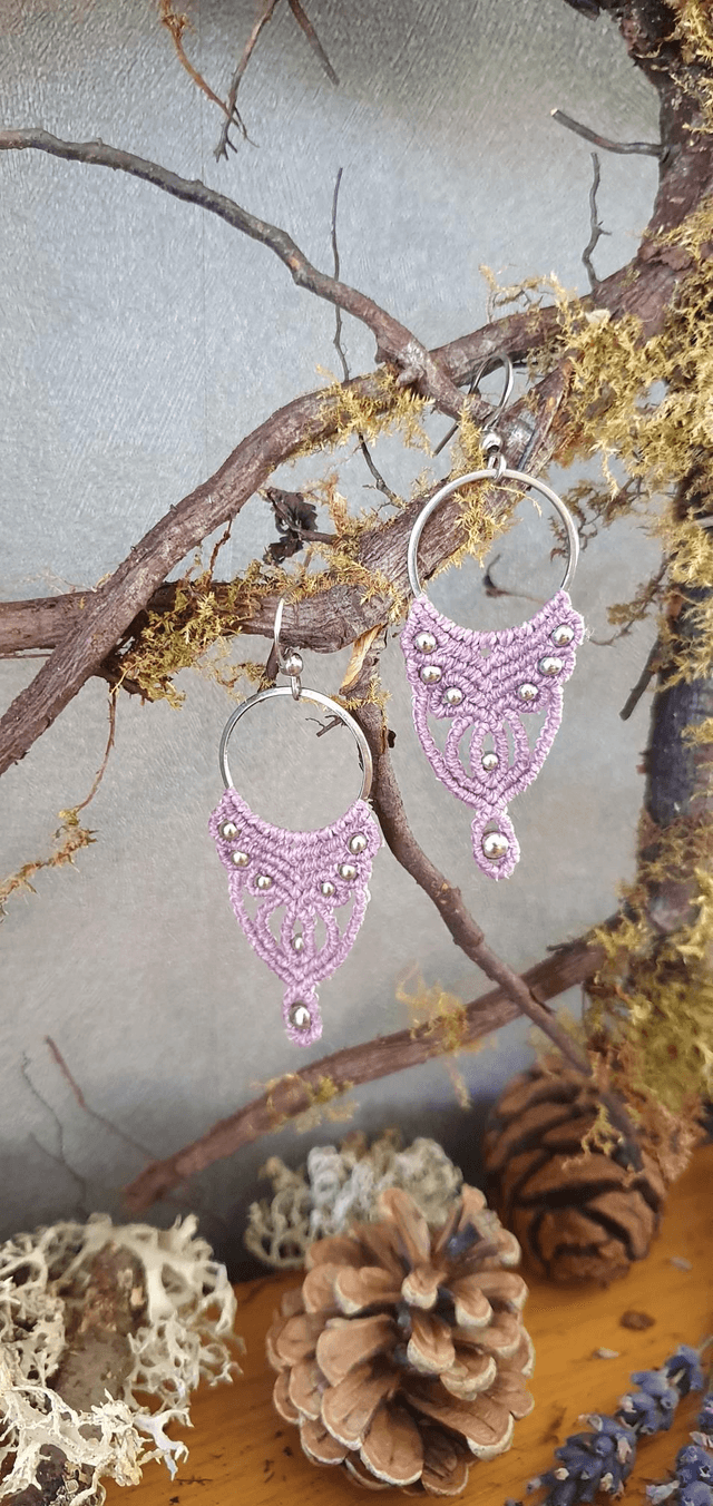 Boucles d'oreilles micro macramé mauve 