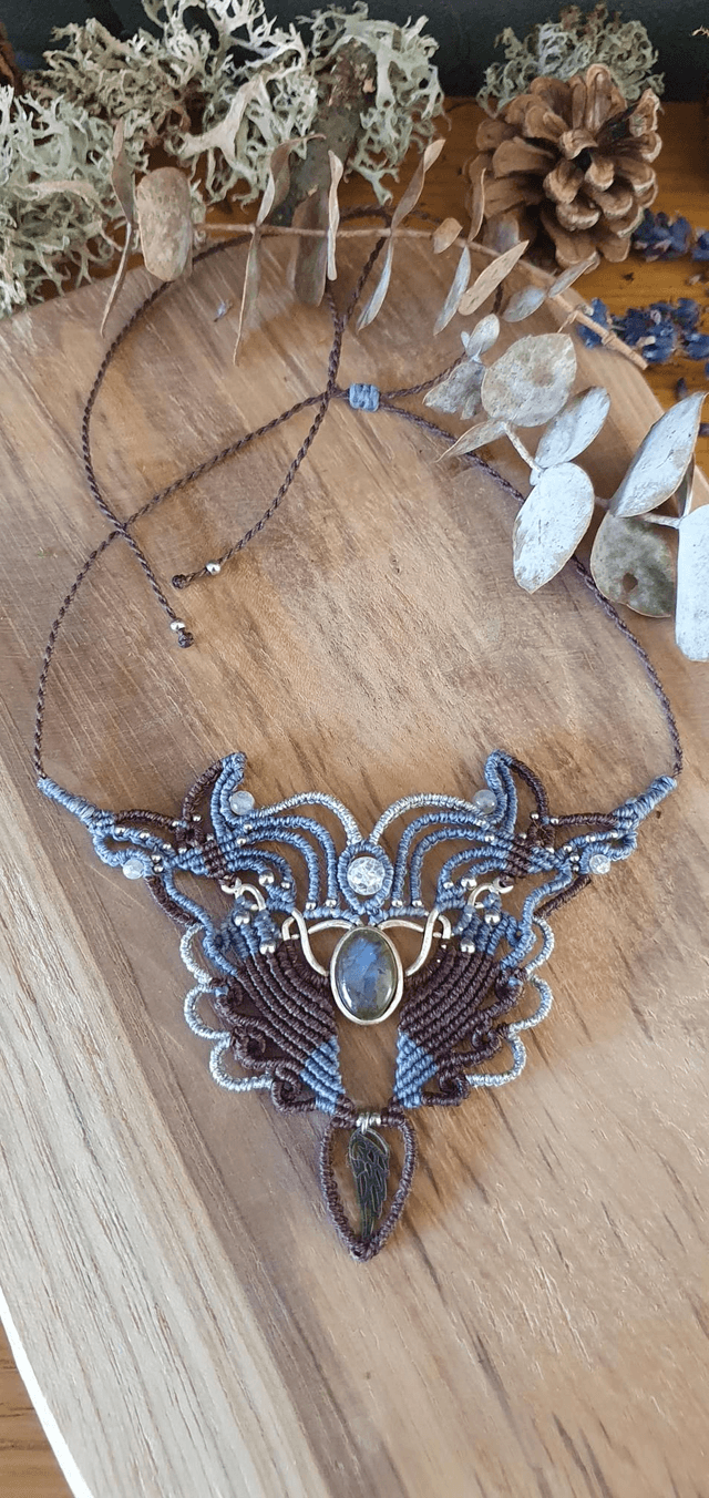"Mi ange mi démon", très beau collier en micro macramé 