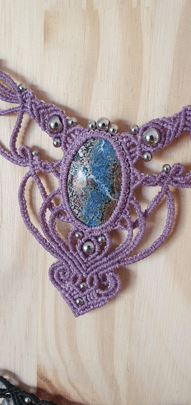 Magnifique collier "Féerie" en micro macramé mauve 