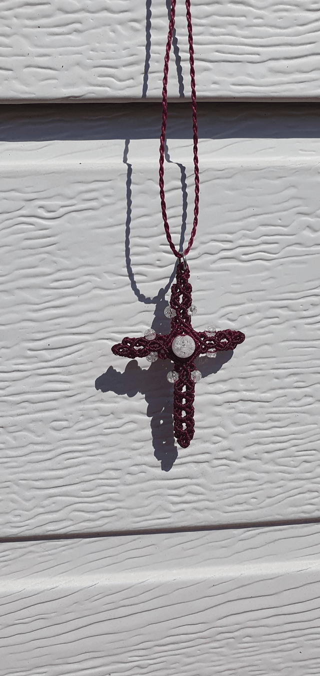 Collier micro macramé, Pendentif croix en bordeaux et perles cristal de roche craquelé. 