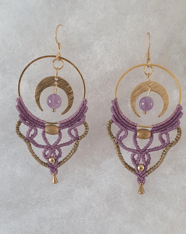 Boucles d'oreilles en micro macramé mauve et doré 