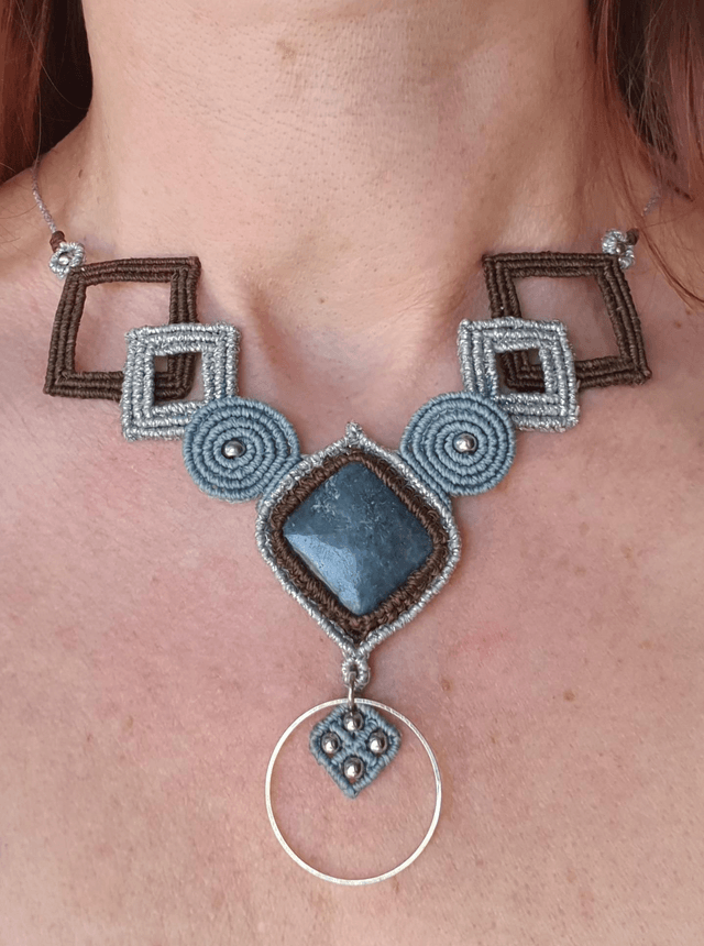 Magnifique collier géométrique en micromacramé 