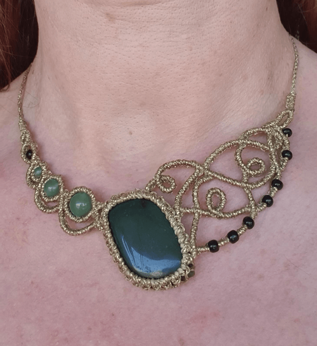Aventurine verte collier en micro macramé dorée 