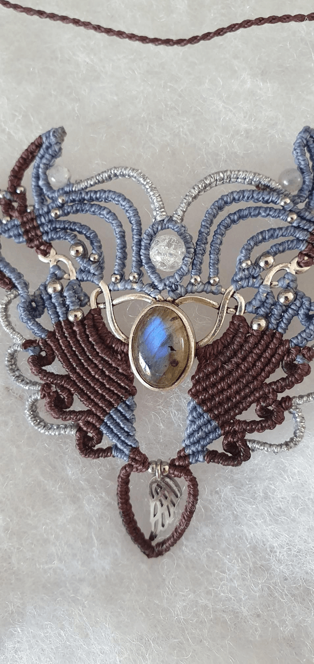 "Mi ange mi démon", très beau collier en micro macramé 
