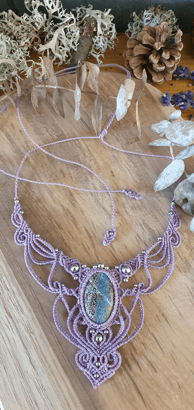 Magnifique collier "Féerie" en micro macramé mauve 