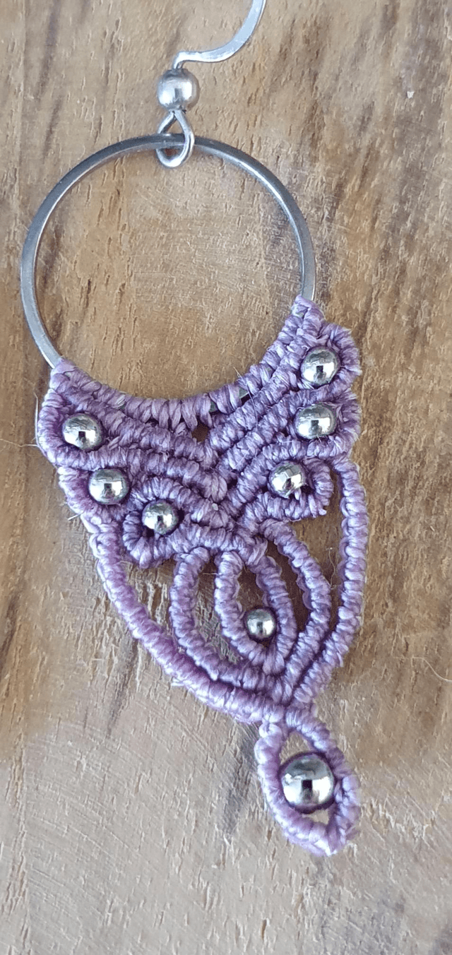 Boucles d'oreilles micro macramé mauve 