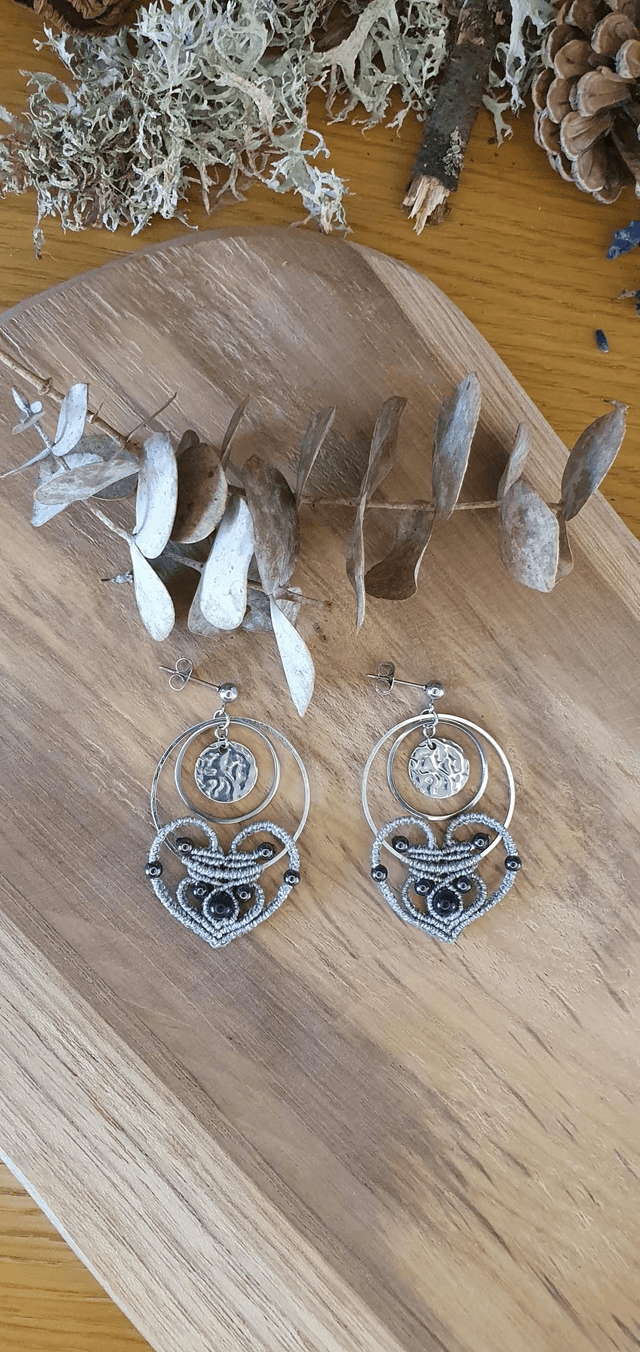 Boucles d'oreilles cœurs  en micro macramé 
