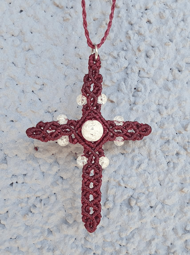 Collier micro macramé, Pendentif croix en bordeaux et perles cristal de roche craquelé. 
