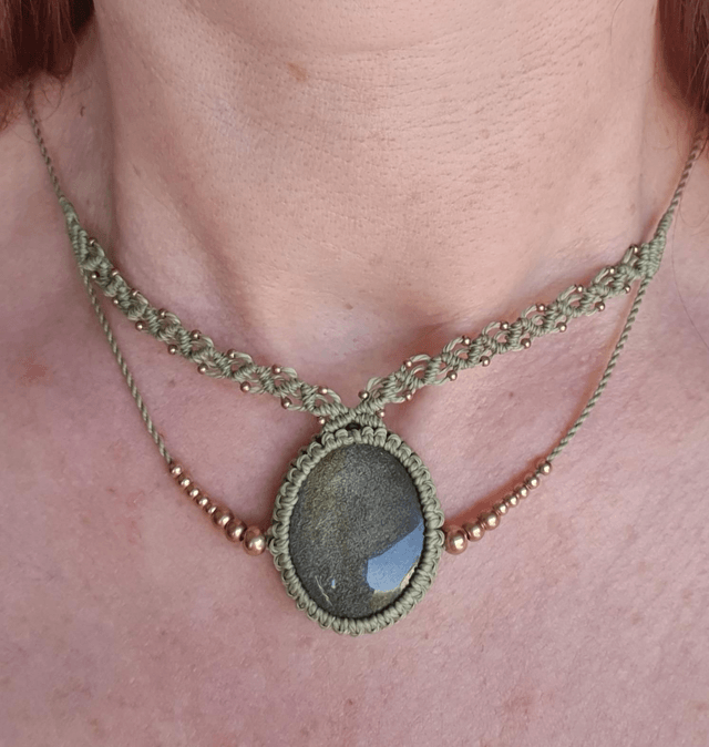 Obsidienne dorée, collier vert olive en micro macramé 