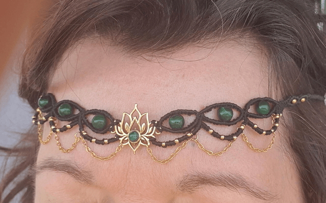 Collier ou diadème en micromacramé noir et perles malachite. 
