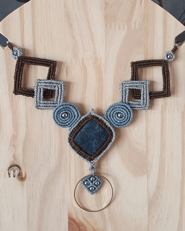 Magnifique collier géométrique en micromacramé 