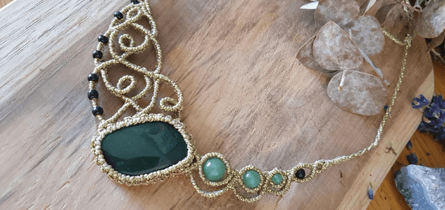 Aventurine verte collier en micro macramé dorée 