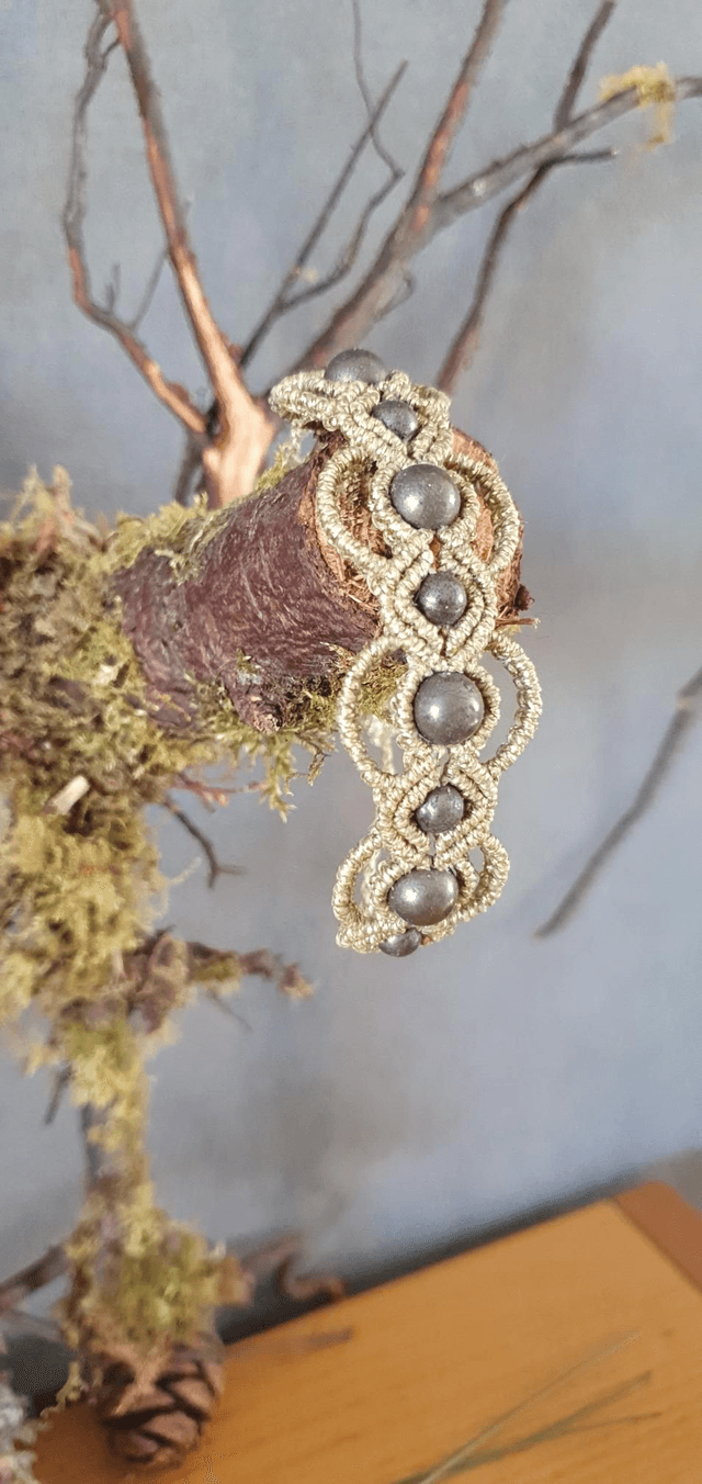 Bracelet doré avec perles en pyrite 