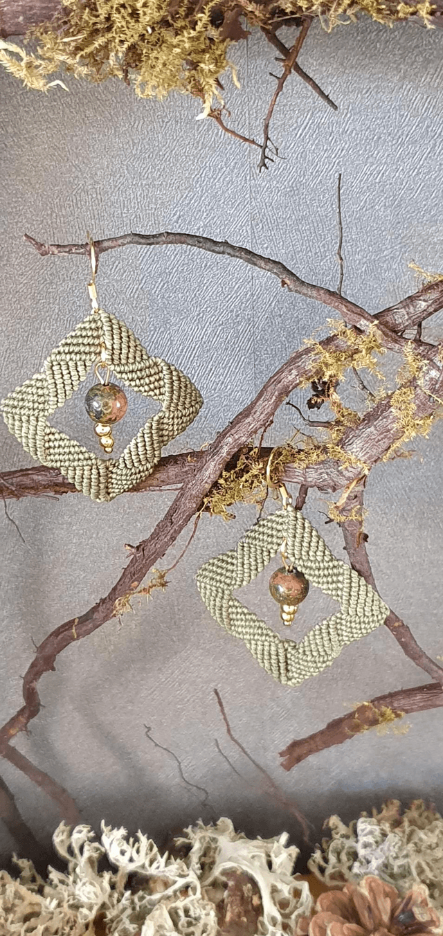 Boucles d'oreilles vert olive micro macramé 