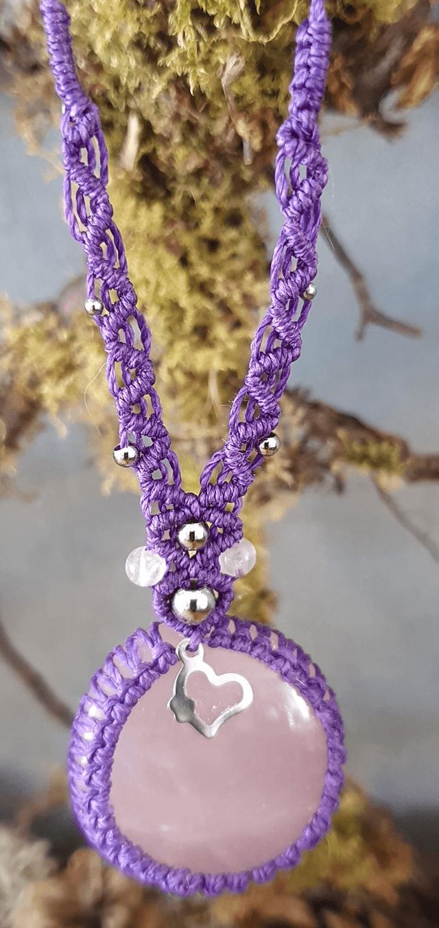 Collier quartz rose micro macramé 