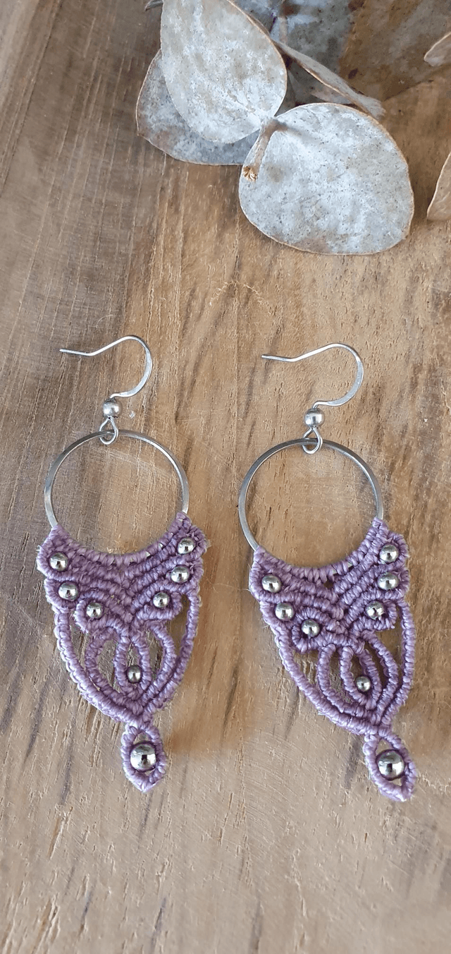Boucles d'oreilles micro macramé mauve 