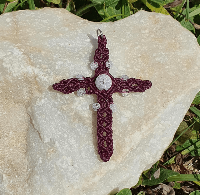 Collier micro macramé, Pendentif croix en bordeaux et perles cristal de roche craquelé. 