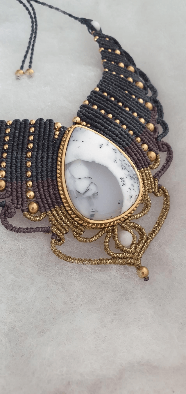 Magnifique collier plastron avec une agate dendrite 