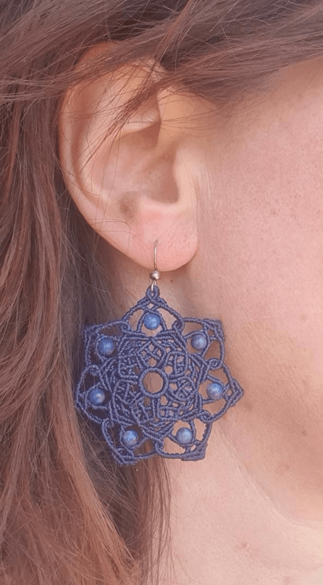 Boucles d'oreilles Mandala bleu, perles en lapis-lazuli. 