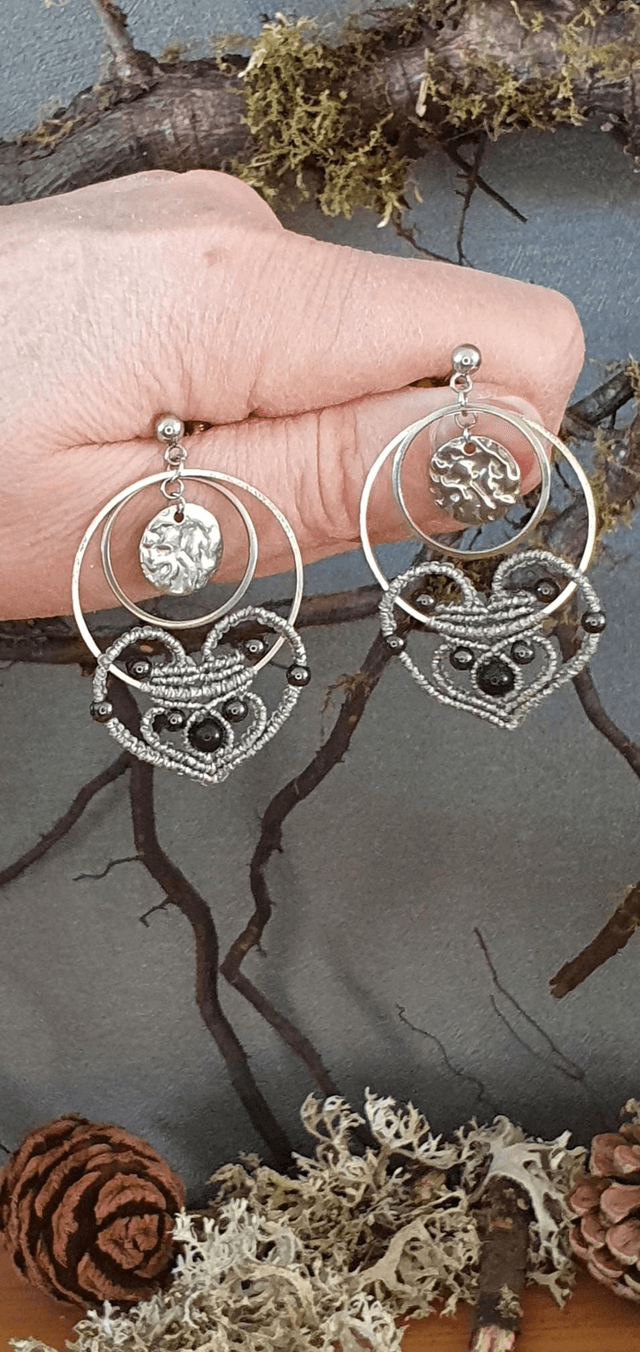 Boucles d'oreilles cœurs  en micro macramé 