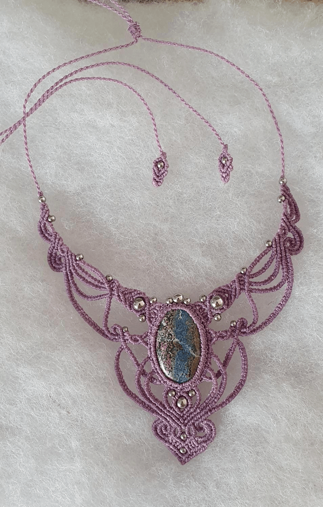 Magnifique collier "Féerie" en micro macramé mauve 