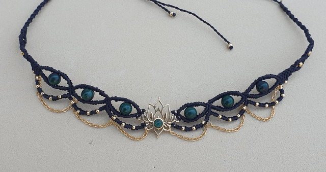 Collier ou diadème en micromacramé noir et perles malachite. 
