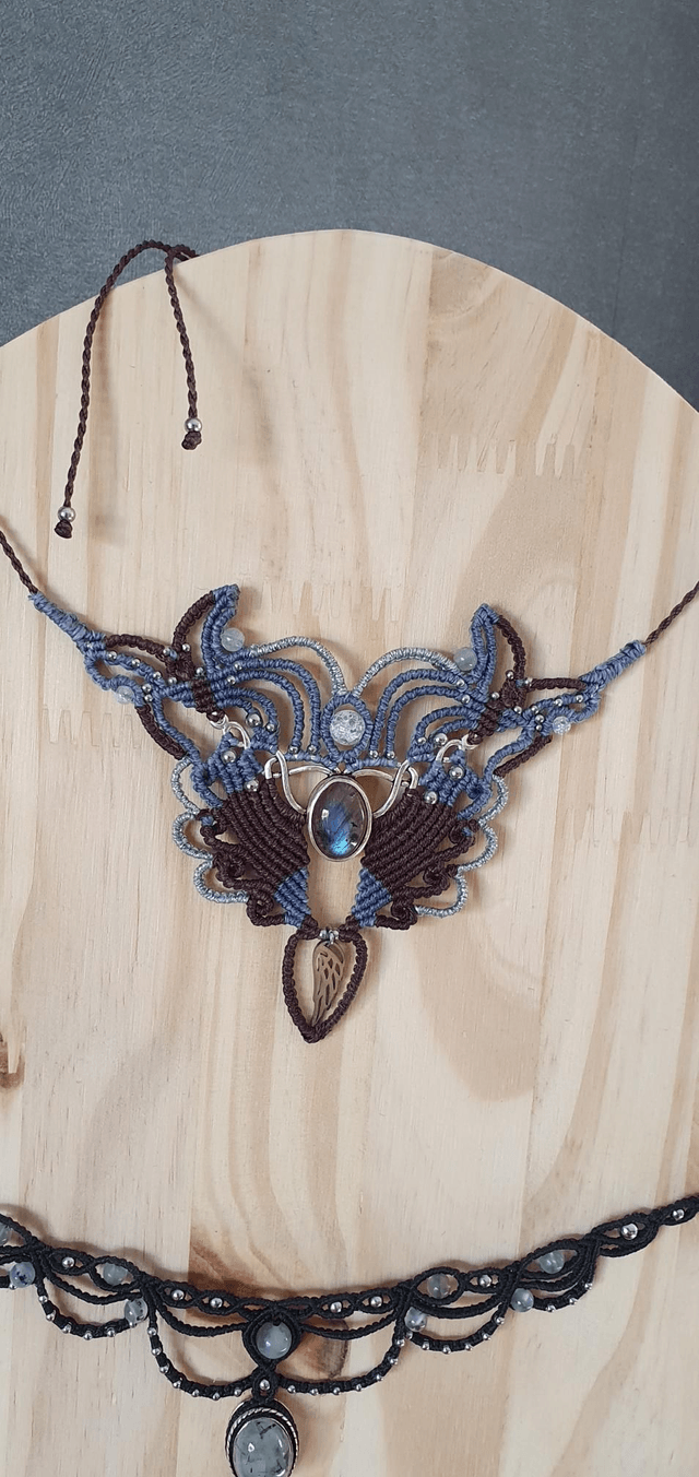 "Mi ange mi démon", très beau collier en micro macramé 