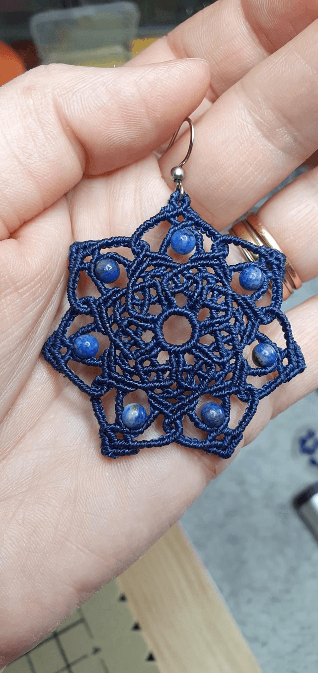 Boucles d'oreilles Mandala bleu, perles en lapis-lazuli. 