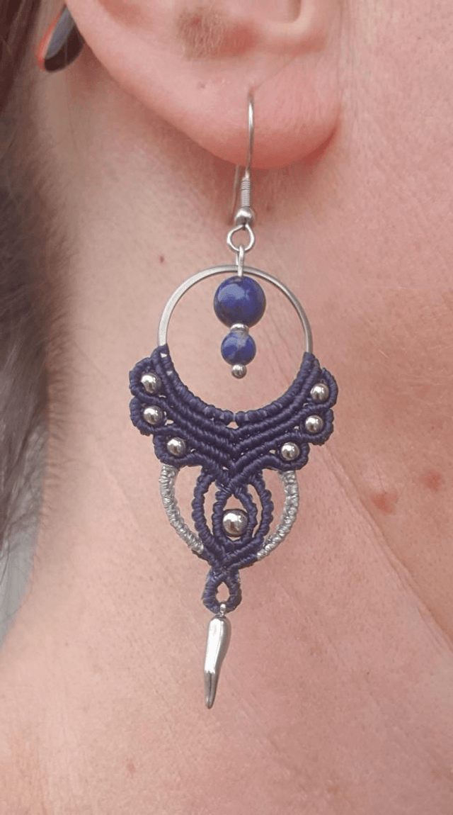 Boucles d'oreilles micro macramé,  bleu marine et argent, perles en lapis-lazuli.