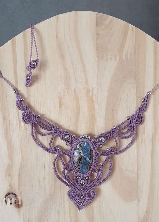 Magnifique collier "Féerie" en micro macramé mauve 