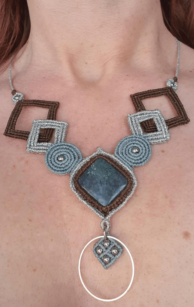 Magnifique collier géométrique en micromacramé 
