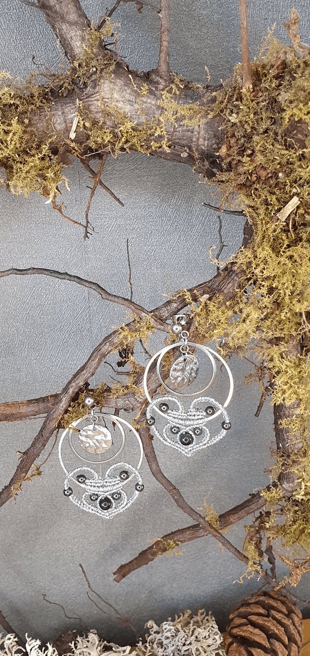 Boucles d'oreilles cœurs  en micro macramé 