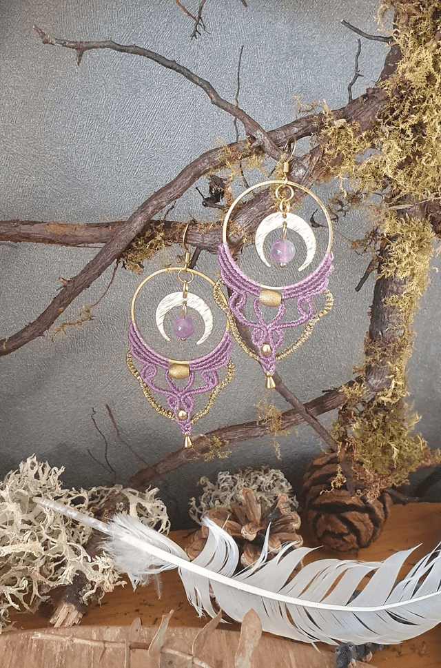 Boucles d'oreilles en micro macramé mauve et doré 