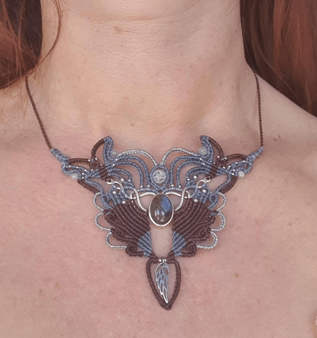"Mi ange mi démon", très beau collier en micro macramé 