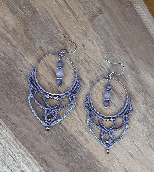 Jolie boucles d'oreilles mauve cendré et argenté