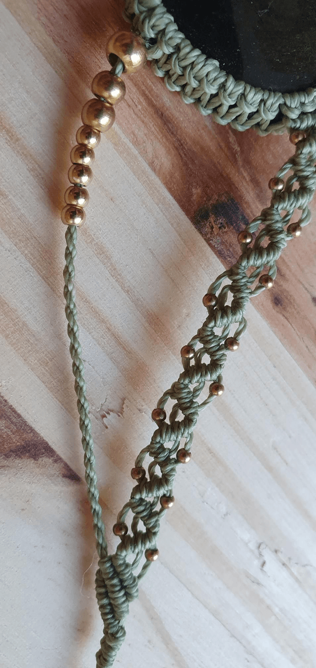 Obsidienne dorée, collier vert olive en micro macramé 