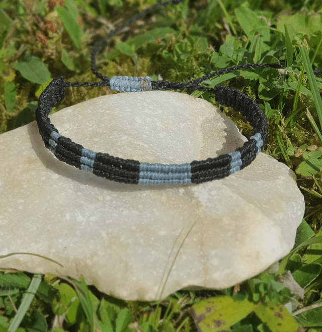 Bracelet micro macramé Homme ou Femme, noir et bleu, taille réglable. 