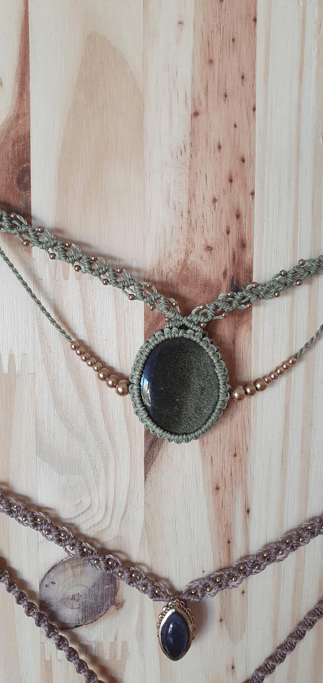 Obsidienne dorée, collier vert olive en micro macramé 