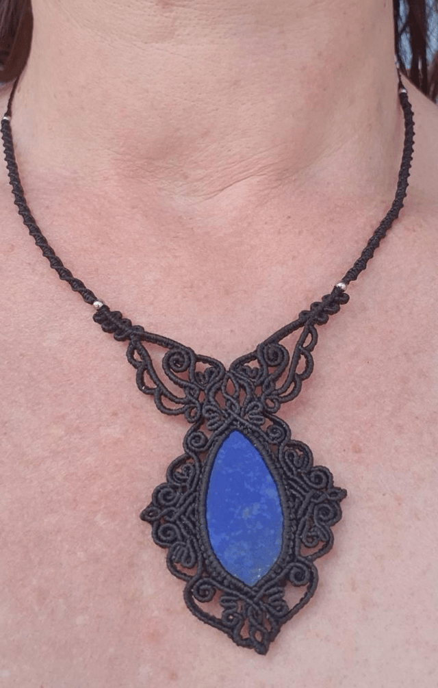 Collier style gothique baroque en micro macramé noir, pierre lapis-lazuli.